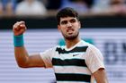 Alcaraz v dechberoucí bitvě zázračně povstal a slaví vítězství na Roland Garros