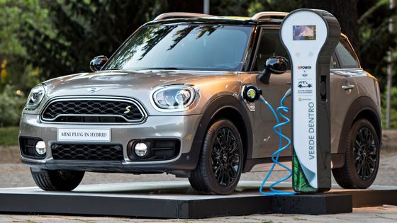 Mini Countryman SE ujede čistě na elektřinu na jedno nabití maximálně 42 km. Má ale i motor na benzin.