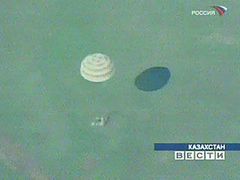 Přistávací modul ruské vesmírné lodi Sojuz se snáší k Zemi