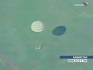 Přistávací modul lodi Sojuz se snáší k Zemi
