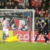 Jean-David Beauguel dává gól z penalty v zápase 2. kola nadstavby F:L Slavia Praha - Viktoria Plzeň