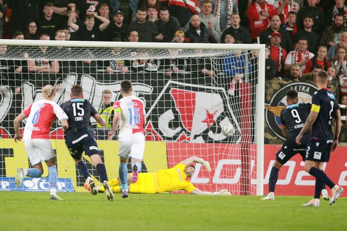 Jean-David Beauguel dává gól z penalty v zápase 2. kola nadstavby F:L Slavia Praha - Viktoria Plzeň