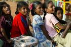 Brutální případ v Indii: skupinu školaček zbili chlapci tyčemi, útočili i rodiče