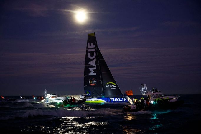 Francouz Charlie Dalin slaví vítězství v jachtařském závode kolem světa Vendée Globe