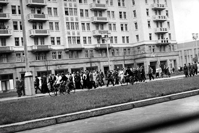 Stavební dělníci na cestě na ministerstvo na Stalinallee. Záběr z povstání 16. června 1953 ve Východním Berlíně.