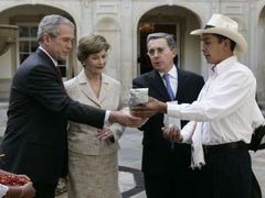 Uribe (druhý zprava) je největším Bushovým spojencem v Jižní Americe