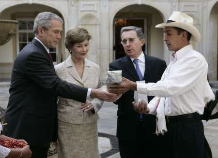 Manželé Bushovi během návštěvy v Kolumbii
