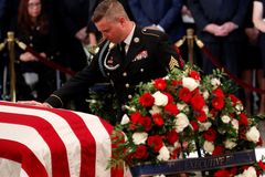 Senátor John McCain byl pohřben na vojenském hřbitově po boku celoživotního přítele