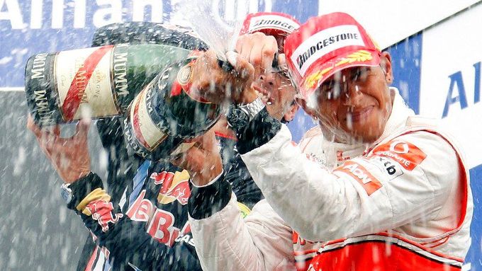 Hamilton slaví vítězství ve Spa.