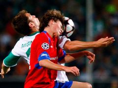 Záložník VfL Wolfsburg Zvjezdan Misimovič bojuje o míč s Georgijem Sčennikovem z CSKA.