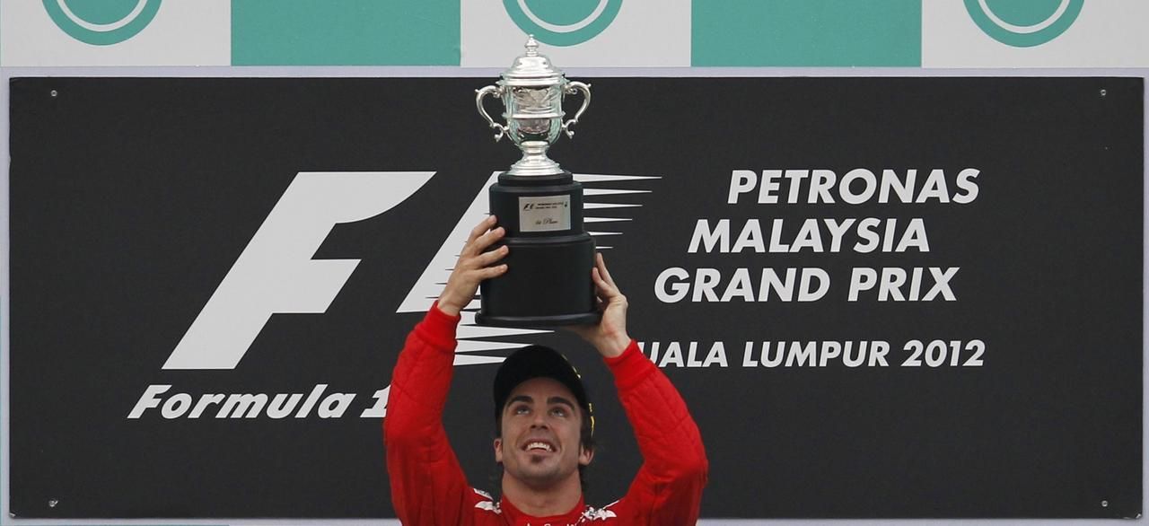 Fernando Alonso se raduje z vítězství v Malajsii