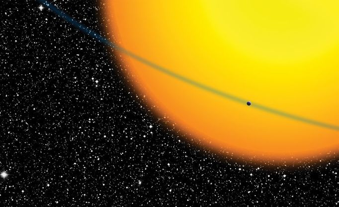 Exoplaneta přechází před svou hvězdou, a snižuje tak její jas. Podle toho ji astronomové najdou.