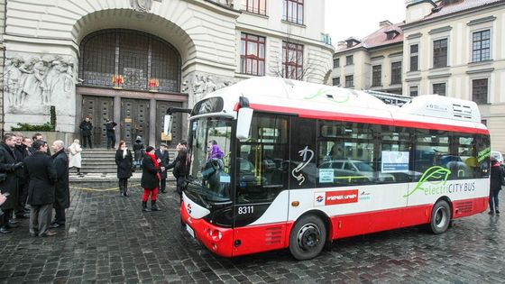 Autobusem potichu a bez benzínu. Jen místo na nohy chybí