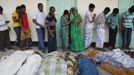 People mourn in front of the remains of their relatives, who died inside the rubble of the collapsed Rana Plaza building, in Savar, 30 km (19 miles) outside Dhaka April 25, 2013. The number of people killed by the collapse of a building in Bangladesh's capital rose to 147 overnight and the death toll could climb further because many people are still trapped inside, Dhaka's district police chief told Reuters on Thursday. REUTERS/Andrew Biraj (BANGLADESH - Tags: DISASTER) Published: Dub. 25, 2013, 3:51 dop.