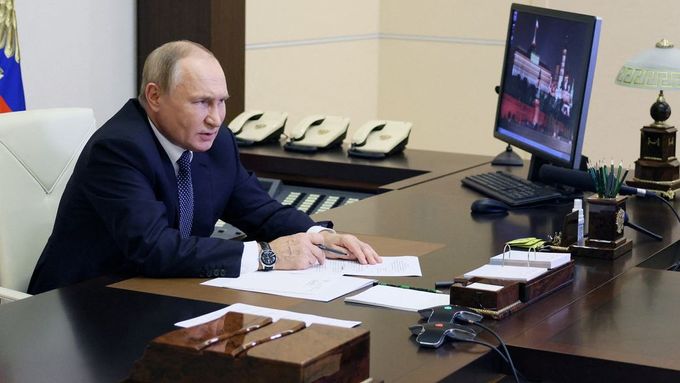 Záběry z Putinovy „identické“ místnosti z let 2022 a 2025. Rusové přestali před vůdce aranžovat ořezané tužky.