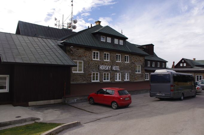 Horský hotel v Janských Lázních, který před sedmi lety koupila Praha 10, aby měla kam posílat své žáky na školu v přírodě.