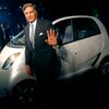 Ratan Tata pózuje před nejlevnějším světovým vozem Tata Nano.
