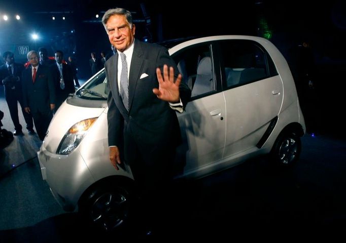 Ratan Tata pózuje před nejlevnějším světovým vozem Tata Nano.