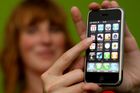 iPhone nese zisky Applu výš než vloni, navzdory krizi