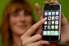 iPhone nese zisky Applu výš než vloni, navzdory krizi