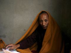 Mnich z chrámu Mahabodhi. Peníze, které mniši sbírali od turistů a poutníků, končily v kapsách podvodníků