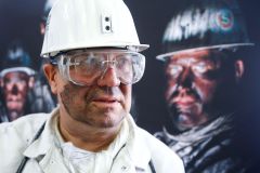 Německo zavírá poslední černouhelný důl, horníky jímá nostalgie