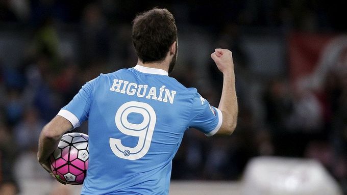 Gonzalo Higuaín slaví branku Neapole