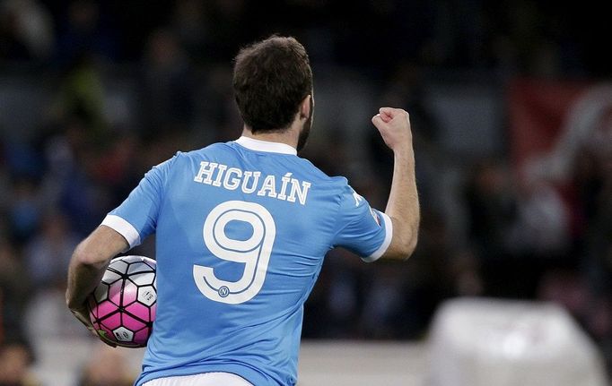 Gonzalo Higuaín slaví branku Neapole