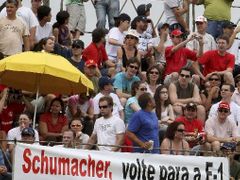 Diváci na motokárovém závodě v brazilském Florianopolisu vyzývají Michaela Schumachera, vrať se.