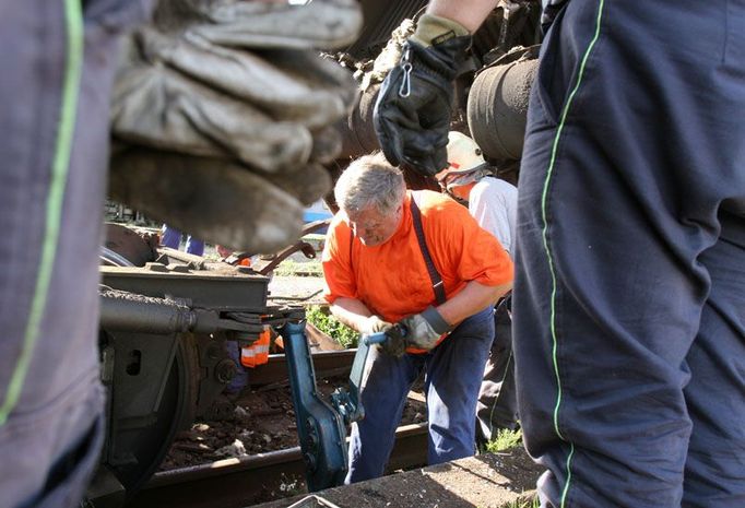 Po vyproštění ostatků bylo možné začít s odklízením trosek. Krok za krokem trvalo do nočních hodin. Nejprve bylo třeba vrátit na koleje utržený podvozek pantografu.