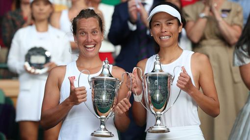 Barbora Strýcová a Sie Šu-wej s trofejemi pro vítězky ženské čtyřhry na Wimbledonu 2019.
