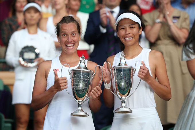 Barbora Strýcová a Sie Šu-wej s trofejemi pro vítězky ženské čtyřhry na Wimbledonu 2019.