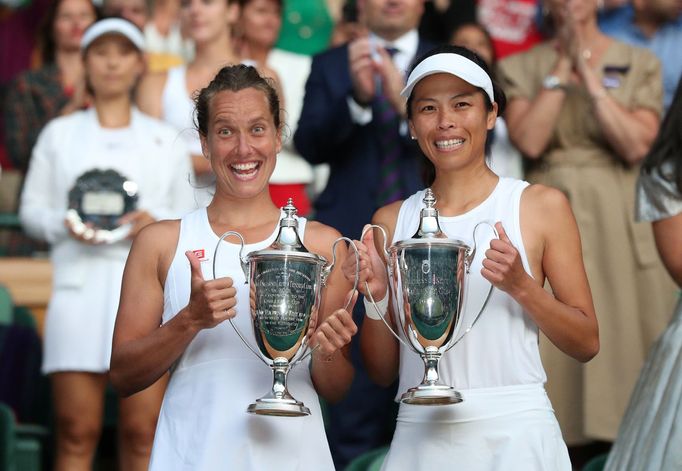 Barbora Strýcová a Sie Šu-wej s trofejemi pro vítězky ženské čtyřhry na Wimbledonu 2019.