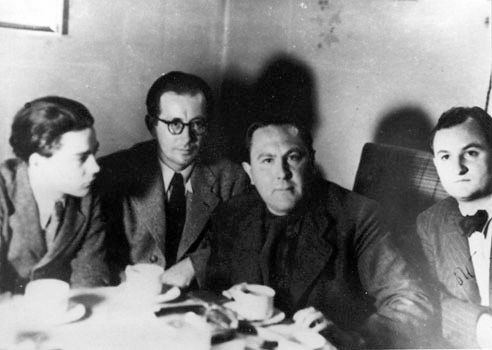 Ivan Blatný (vlevo) ve společnosti J. V. Plevy a Vítězslava Nezvala