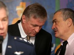 Premiér Mirek Topolánek se radí s ministrem zahraničí Karlem Schwarzenbergem, zatímco generál Obering mluví k novinářům.