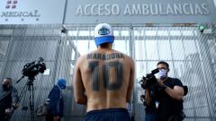 Fanoušci Diega Maradony před nemocnicí, ve které byl operován kvůli krevní sraženině