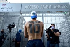 Maradona byl propuštěn z nemocnice a nastoupil na odvykací kůru