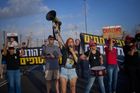 V Izraeli začaly demonstrace za propuštění rukojmích držených Hamásem