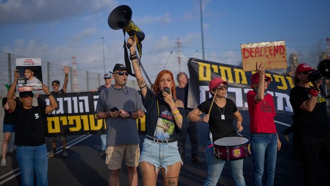 Demonstranti požadující propuštění izraelských rukojmí držených Hamásem zablokovali v úterý ráno několik silničních tahů včetně klíčové dálnice u Tel Avivu.