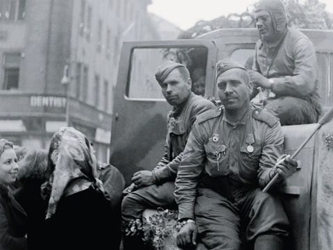 Kradli a nechtěli odjet. Sovětská okupace Čech v roce 1945 silně připomíná srpen 1968
