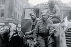 Kradli a nechtěli odjet. Sovětská okupace Čech v roce 1945 silně připomíná srpen 1968