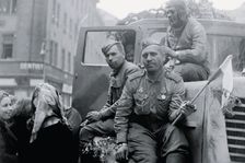 Kradli a nechtěli odjet. Sovětská okupace Čech v roce 1945 silně připomíná srpen 1968