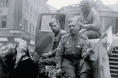 Kradli a nechtěli odjet. Sovětská okupace Čech v roce 1945 silně připomíná srpen 1968