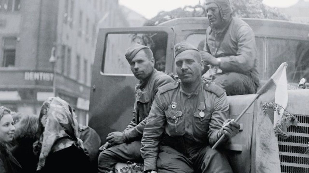 Kradli a nechtěli odjet. Sovětská okupace Čech v roce 1945 silně připomíná srpen 1968