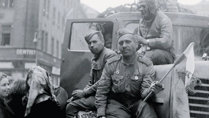 Zvadlé šeříky a herojové, kteří si často mysleli, že mohou cokoliv. Sovětská okupace Československa v roce 1945 trvala několik měsíců, ale ukázala, jak to bude vypadat o 23 let později.