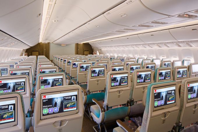 Dubajská letecká společnost Emirates představila nové oddělení pro cestující první třídy ve formě kabinek inspirovaných vnitřky luxusních automobilů Mercedes-Benz.