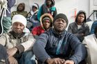 Loď s migranty už týden čeká na povolení zakotvit v Evropě, dochází potraviny a voda