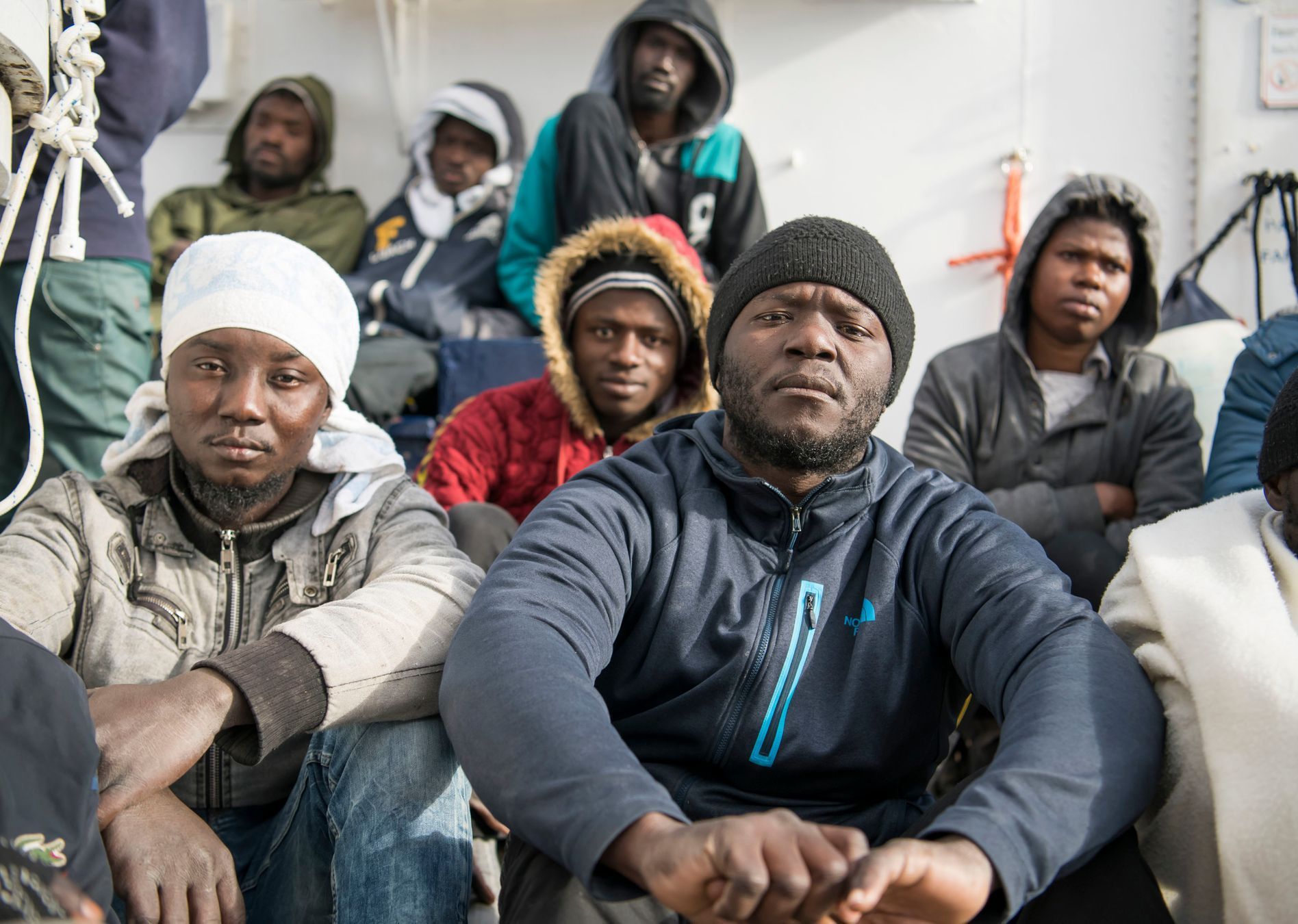 Několik ze 17 migrantů, které zachránila loď nevládní organizace Sea-Eye.