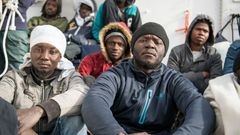 Několik ze 17 migrantů, které zachránila loď nevládní organizace Sea-Eye.