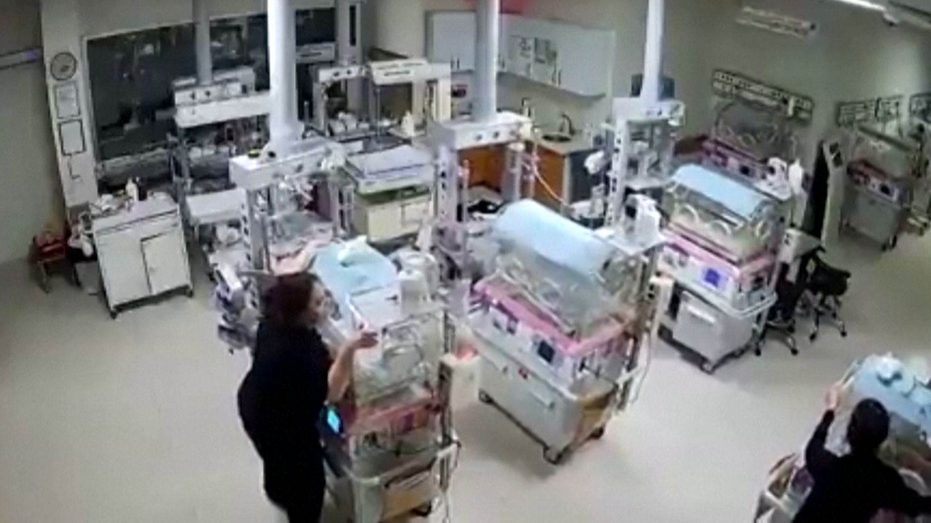 « Un acte inoubliable. »  Lors du tremblement de terre, les infirmières ont protégé les nouveau-nés avec leur propre corps.